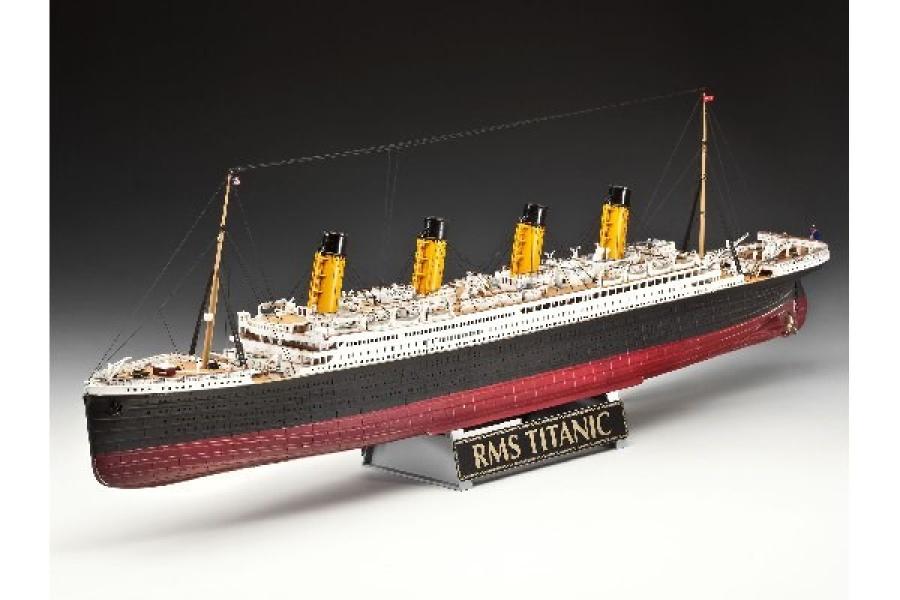 1:400 100 Years Titanic (Gift set) - Harrastekauppa Hobbylinna