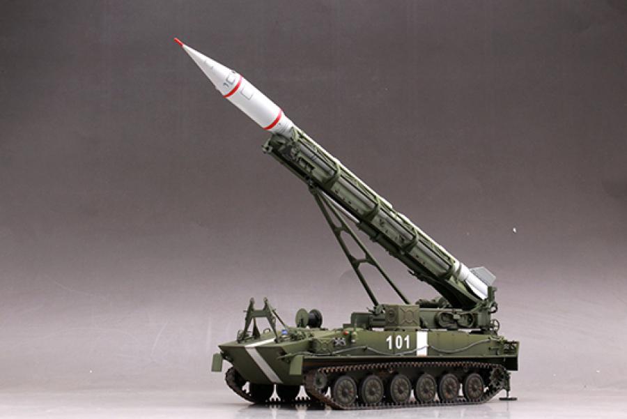 Trumpeter 1/35 2P16 Launcher with Missile 2k6 Luna