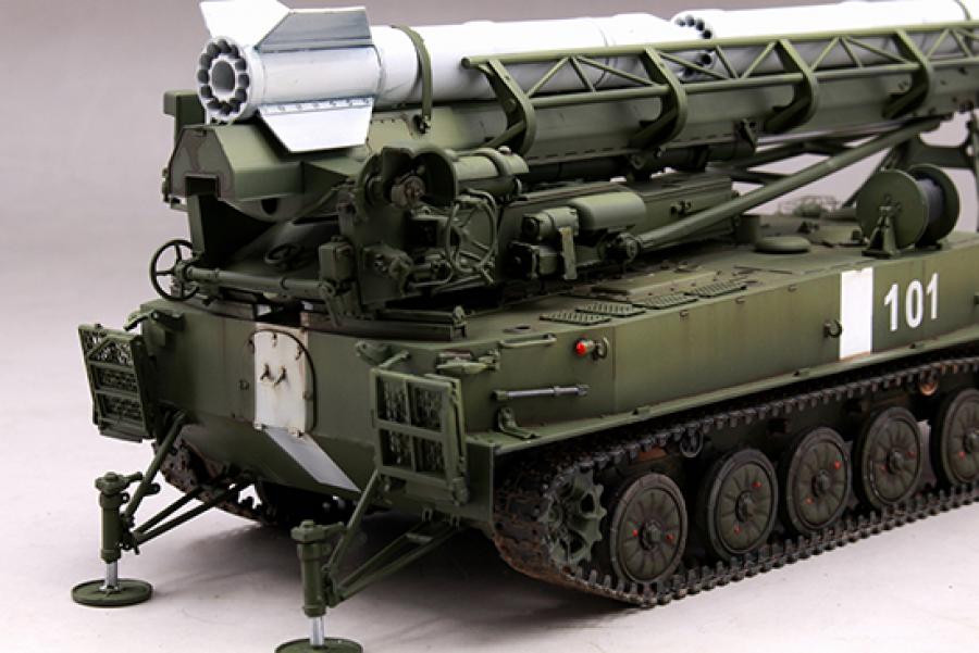 Trumpeter 1/35 2P16 Launcher with Missile 2k6 Luna