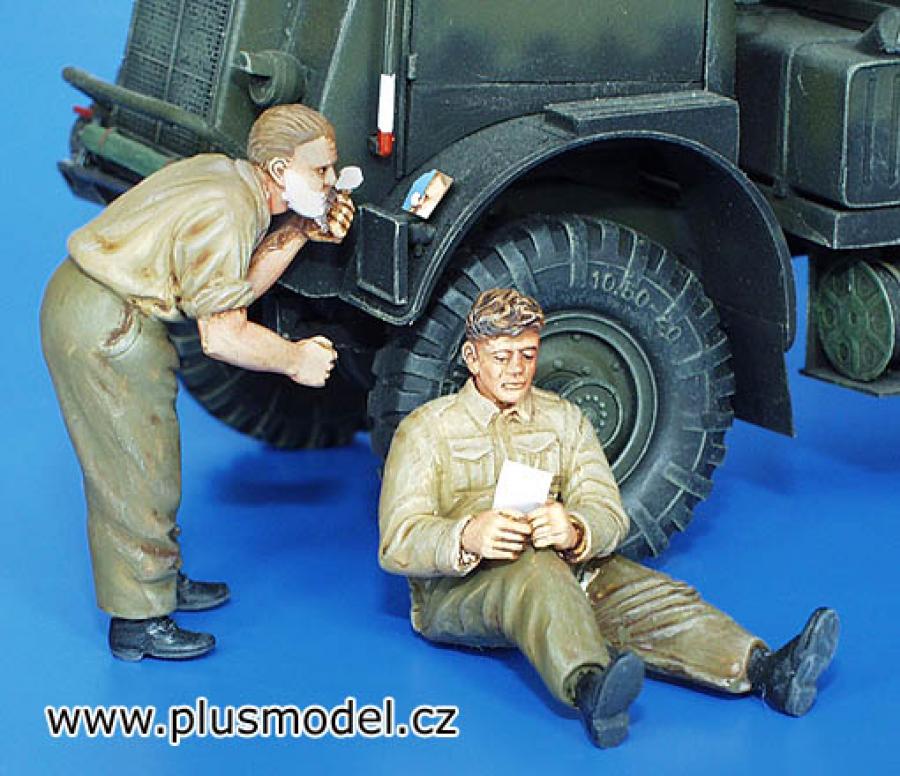 1:35 British Soldiers, WWII - Shaving & Resting