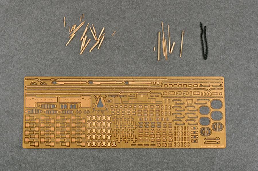 Ilovekit 1/700 HMS HOOD 1941 with detail set