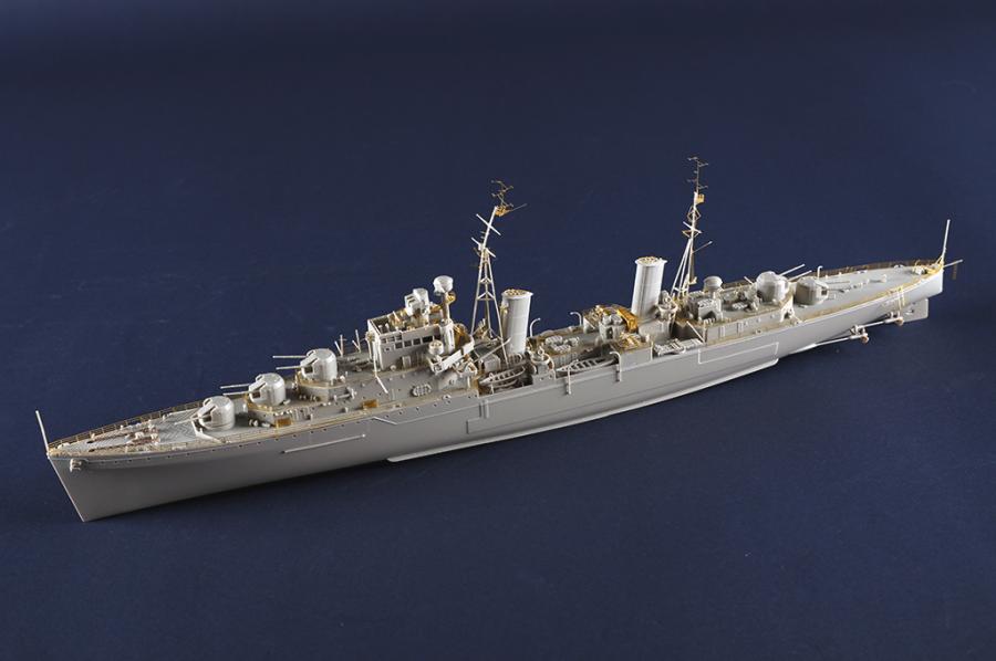 Trumpeter 1/350 HMS Naiad pienoismalli